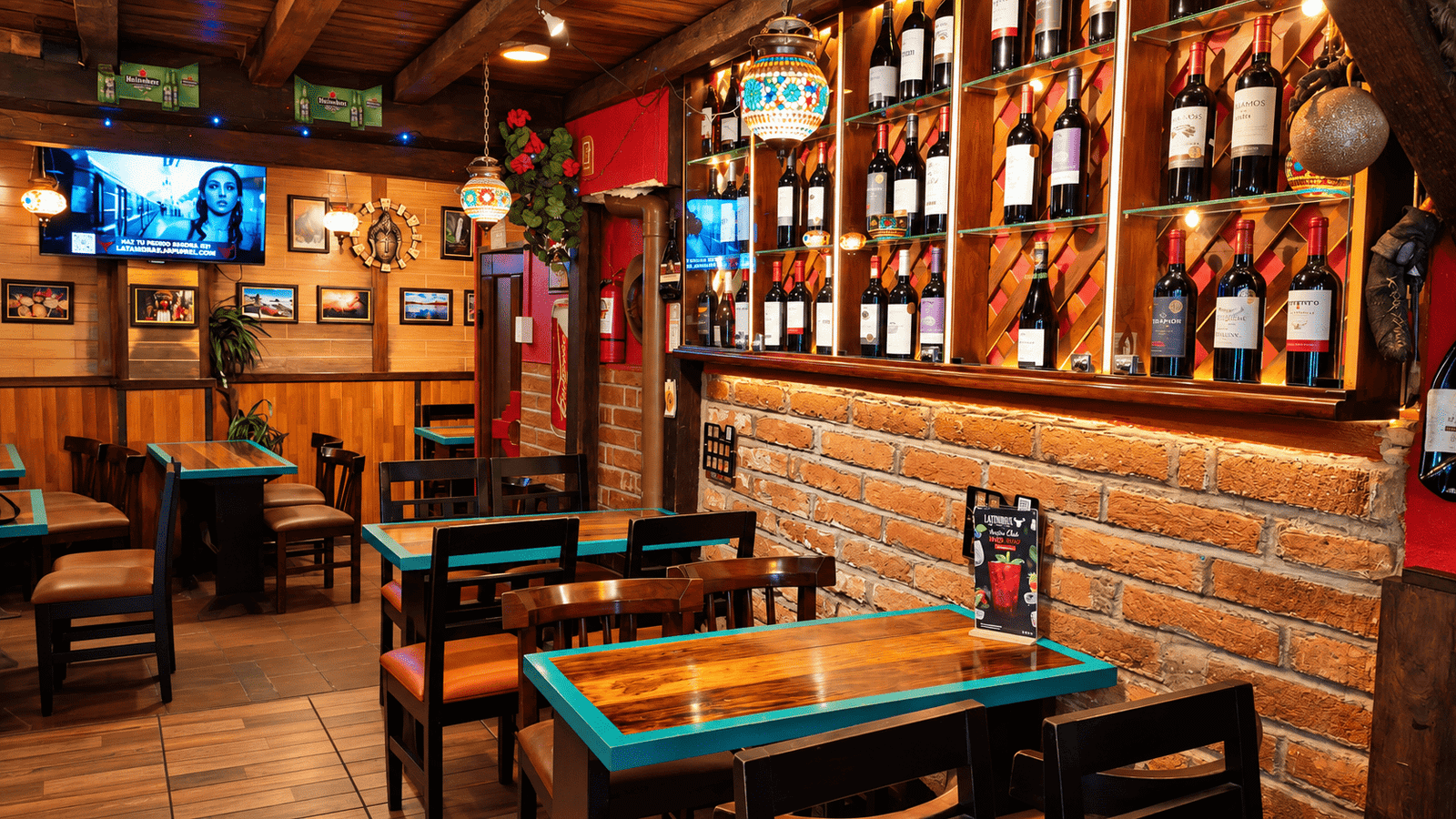Ambiente y gastronomía de La Taberna Bar & Grill